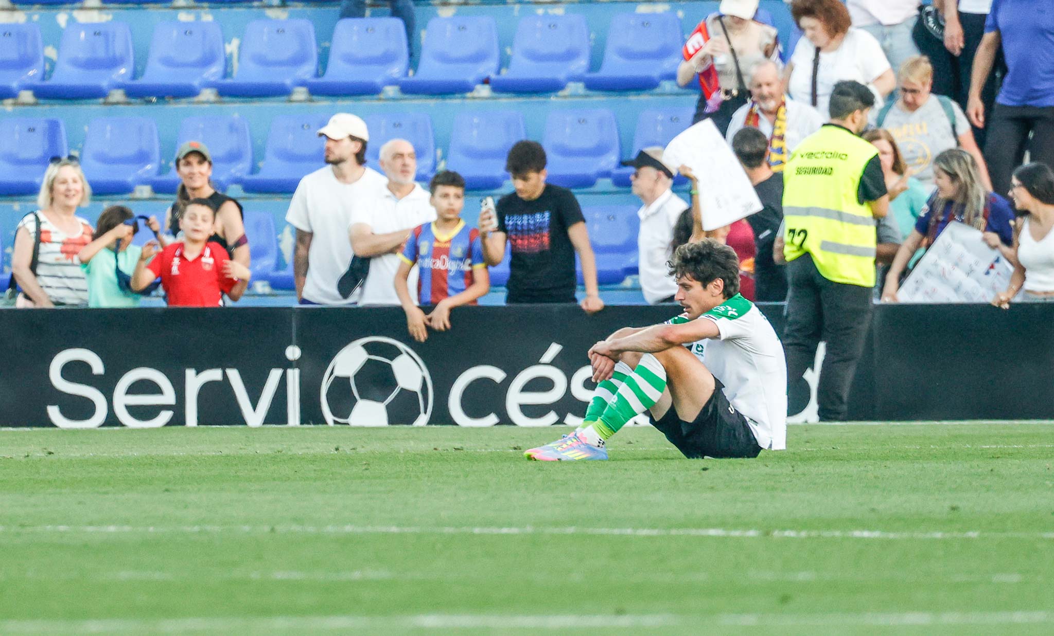 Marco Sangalli, cabizbajo y sentado sobre el césped tras el final del partido.