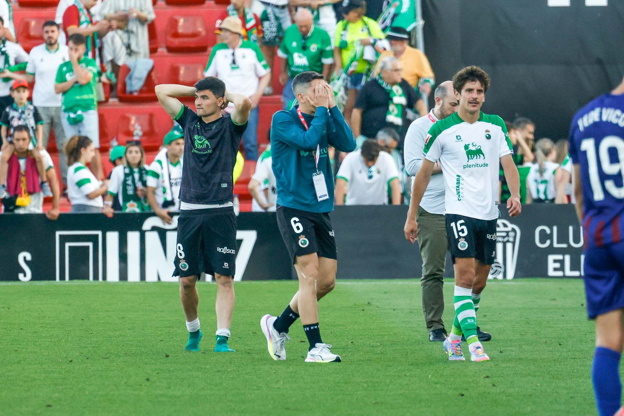 Íñigo Sainz-Maza. en primer término, al acabar el partido.