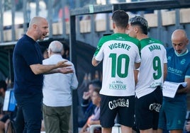 José Alberto se dirige a Vicente y Arana, justo cuando los iba a introducir en el campo en la segunda parte.