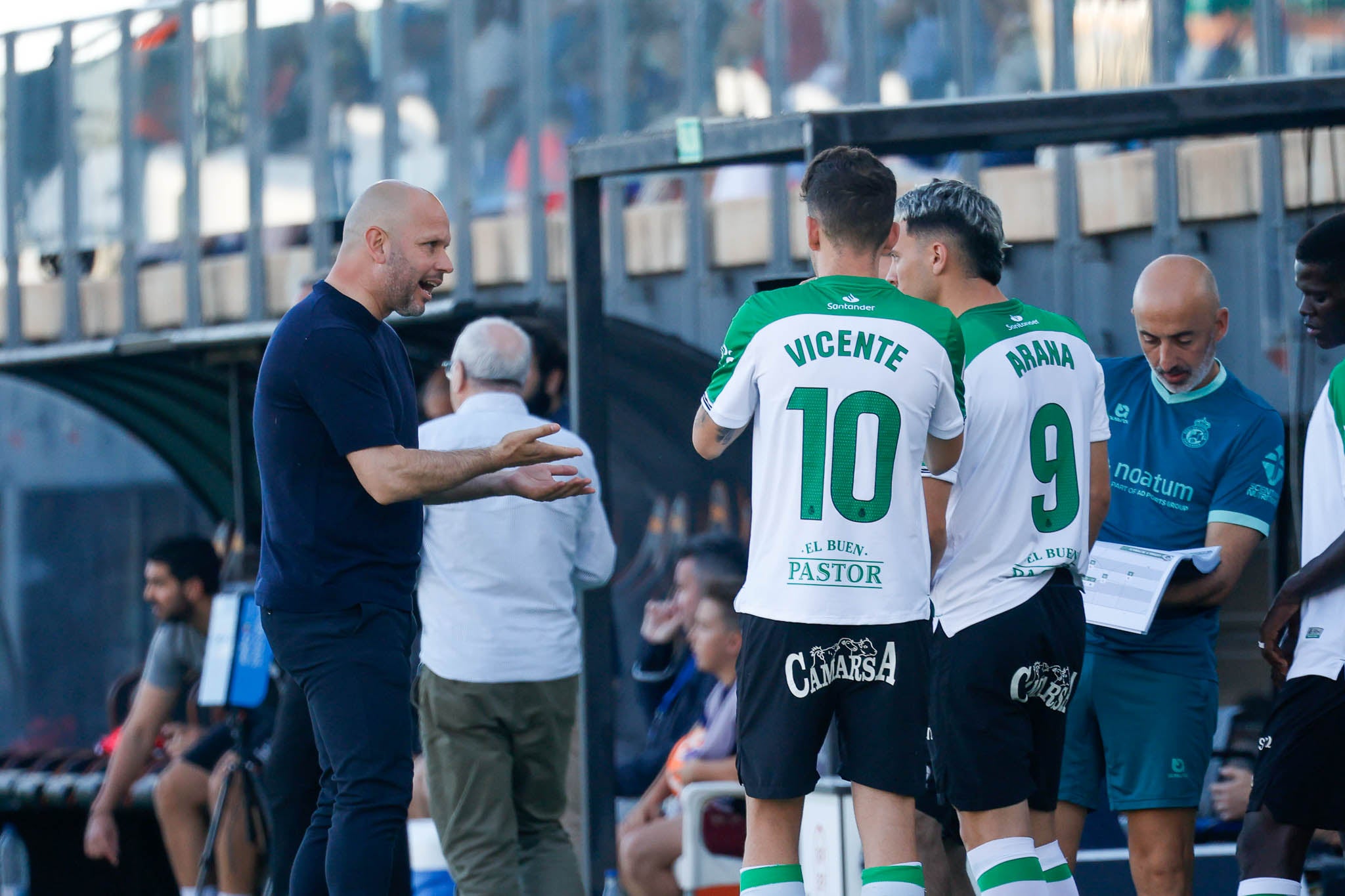 José Alberto se dirige a Vicente y Arana, justo cuando los iba a introducir en el campo en la segunda parte.