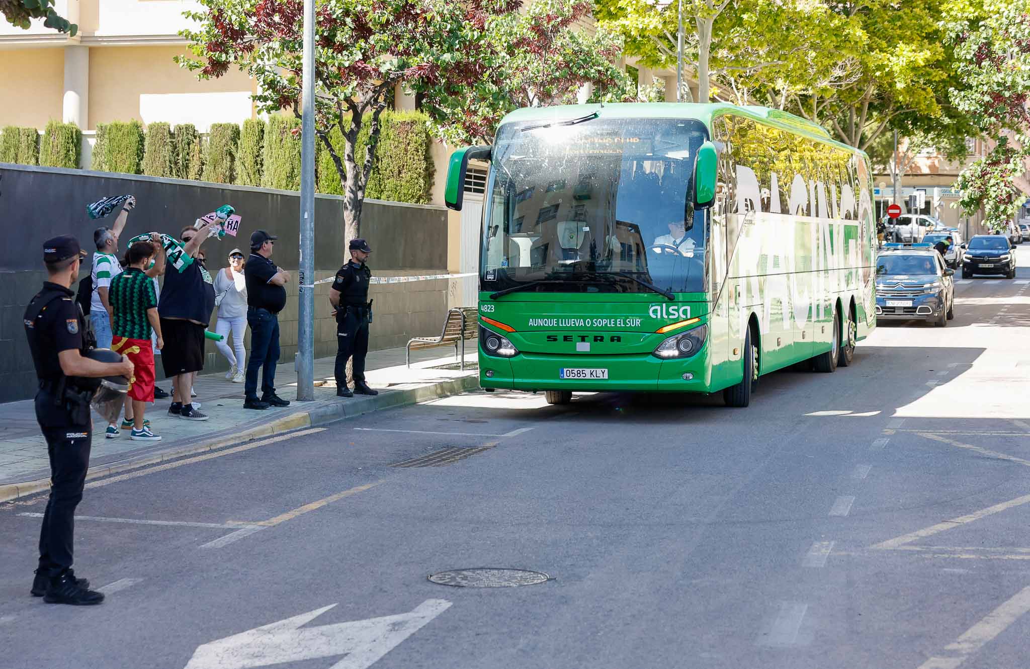 Varios aficionados saludan la llegada del autobús del equipo.