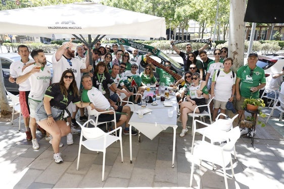 Aficionados racinguistas en un establecimiento cercano al estadio Nuevo Pepico Amat.
