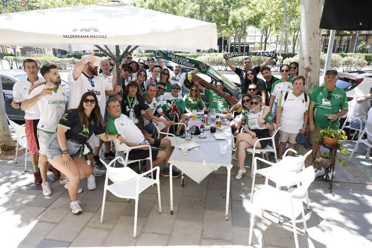 Aficionados racinguistas en un establecimiento cercano al estadio Nuevo Pepico Amat.