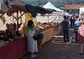 La veintena de puestos de la feria y el mercado estarán abiertos este domingo.