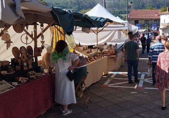 La veintena de puestos de la feria y el mercado estarán abiertos este domingo.