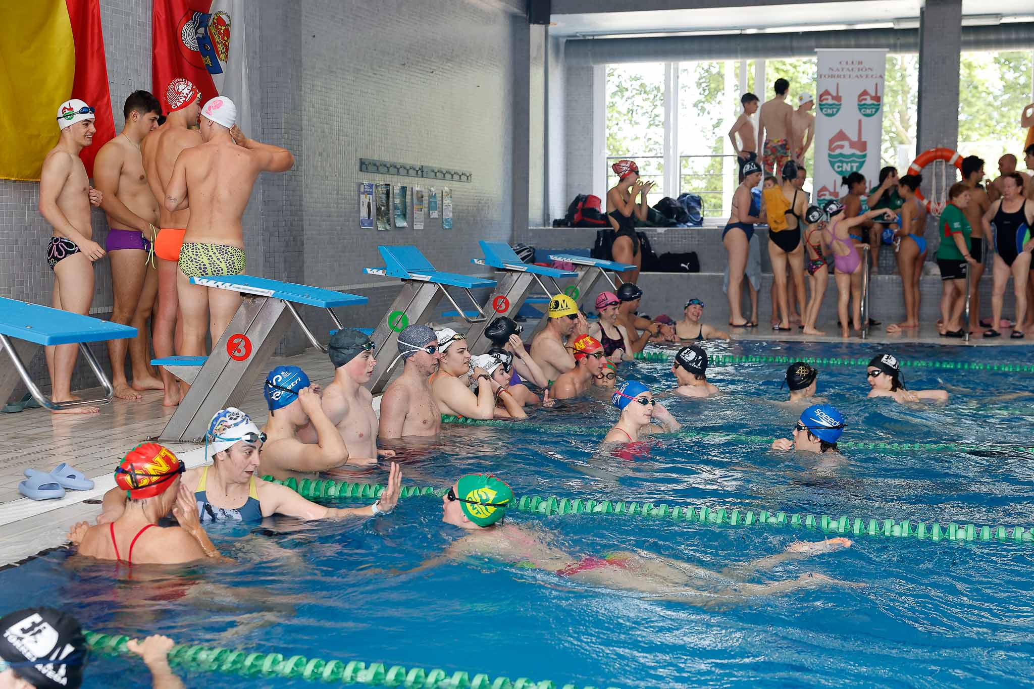 Algunos participantes esperando su turno para dar brazadas.