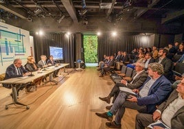 José Antonio Rubio, Ángeles Armisén, César Díaz y Pablo Herrán, ante los empresarios de Palencia participantes en la visita al Puerto.