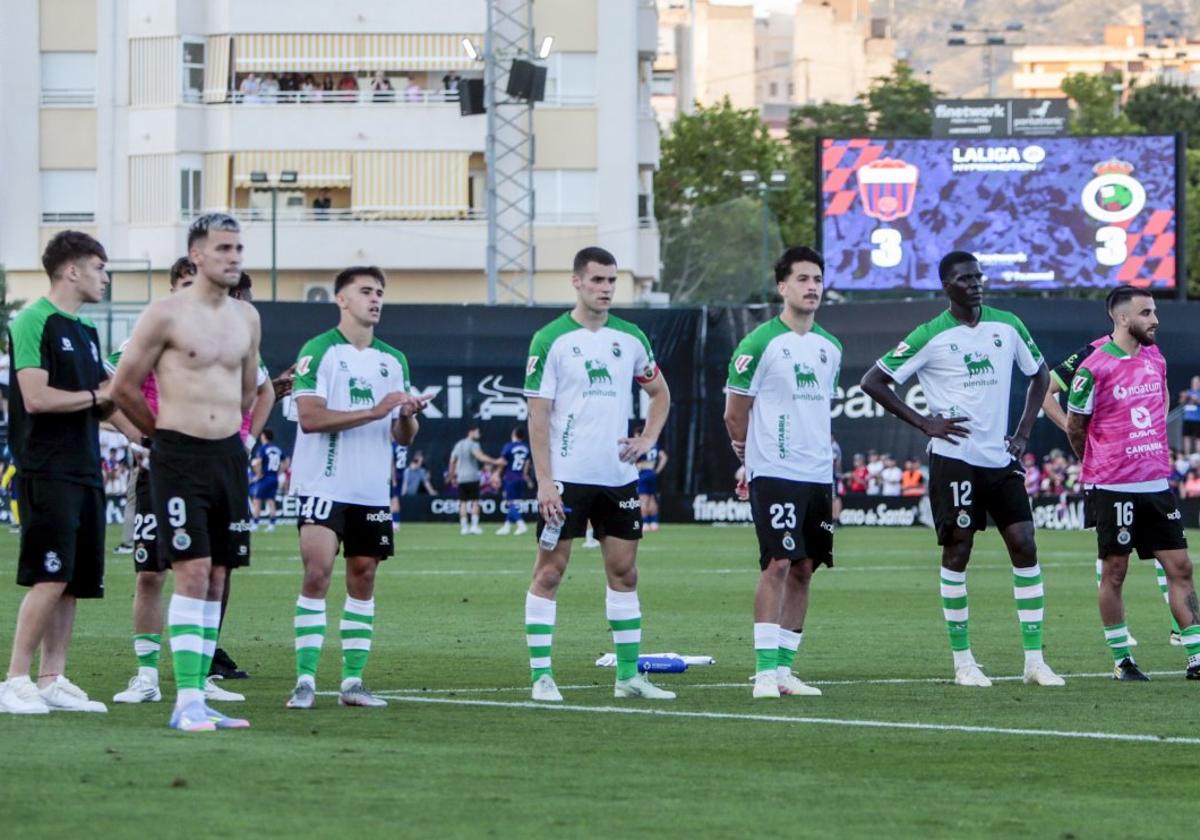 Los jugadores del Racing, delante de los aficionados verdiblancos el pasado domingo en Elda.