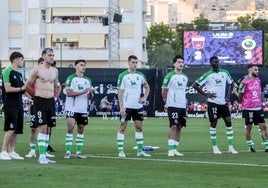 Los jugadores del Racing, delante de los aficionados verdiblancos el pasado domingo en Elda.