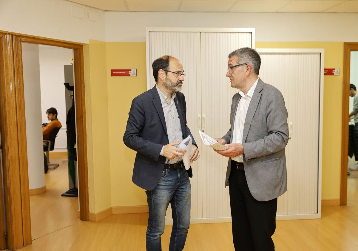 El concejal de Obras, José Luis Urraca, y el concejal de Hacienda, Pedro Pérez Noriega, charlan antes de comparecer conjuntamente.