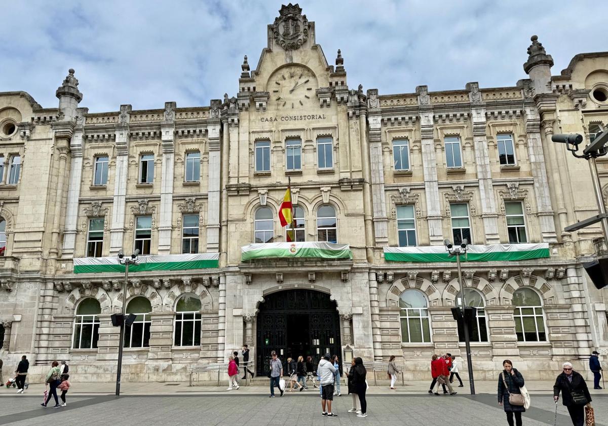 El balcón del Ayuntamiento de Santander 'se viste' de verdiblanco en apoyo al Racing