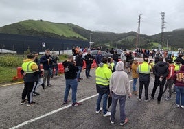 Trabajadores de Derivados del Flúor en la concentración de este lunes en los accesos de la planta de Ontón.