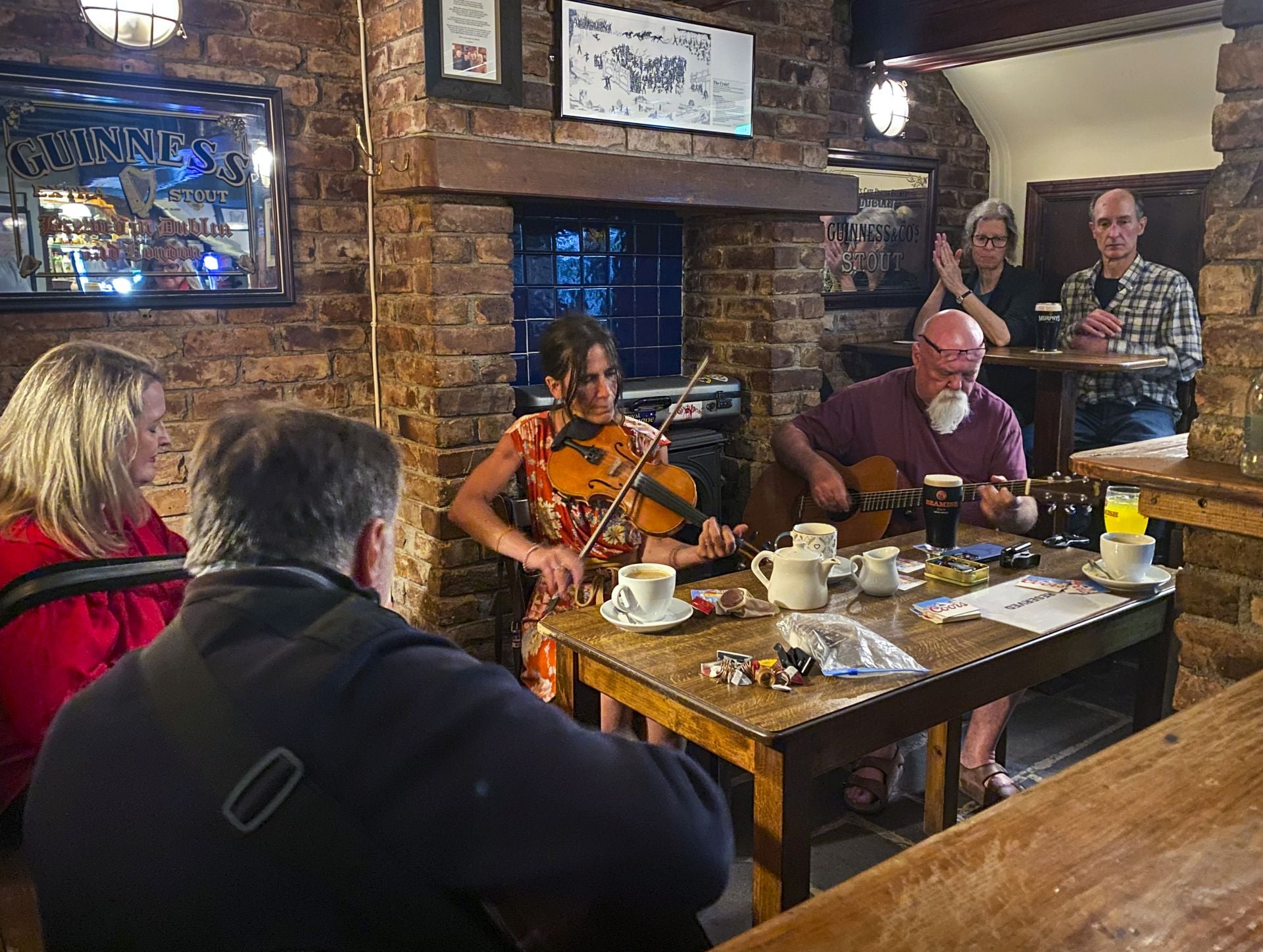 Músicos tocando canciones tradiciones irlandesas en el pub The Gables, en la ciudad de Cork.