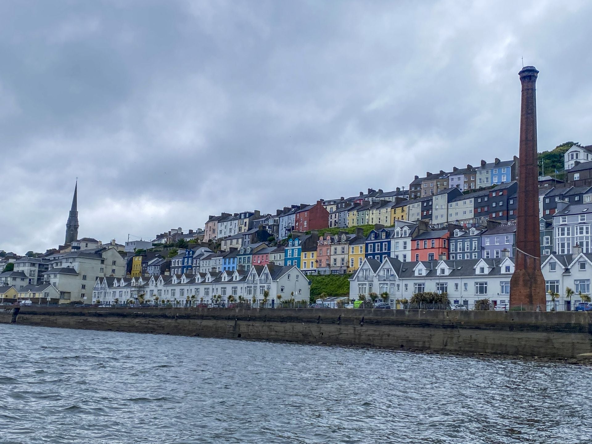 Vista desde el mar del frente marítimo de Cobh.
