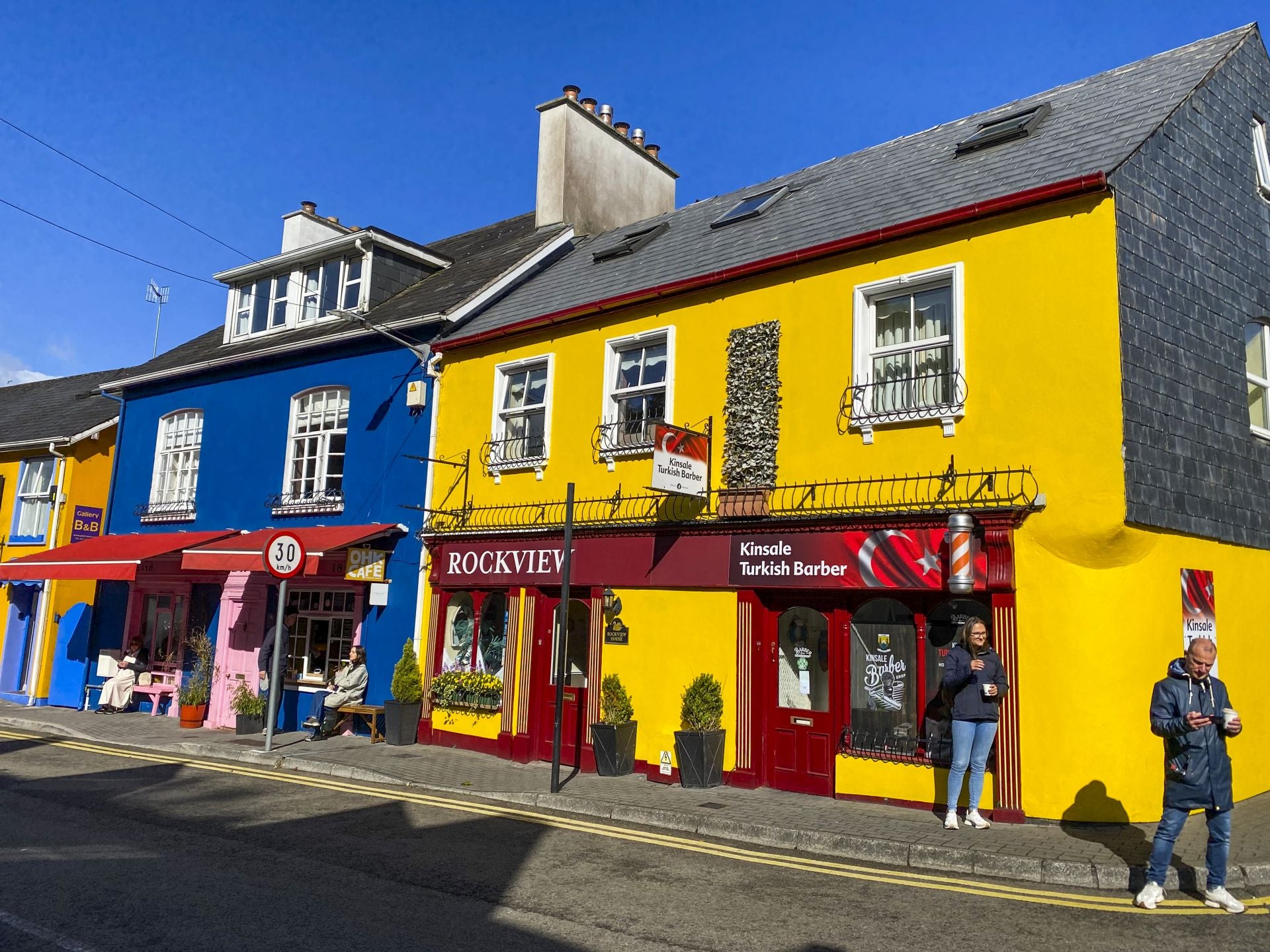 Turistas recorriendo el casco histórico de Kinsale.