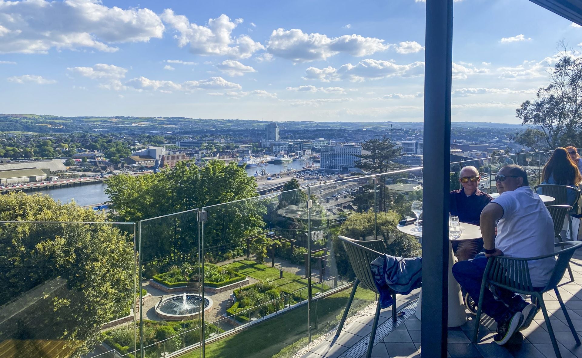 Dos turistas disfrutan de las vistas desde la terraza del hotel The Montenotte, en Cork.