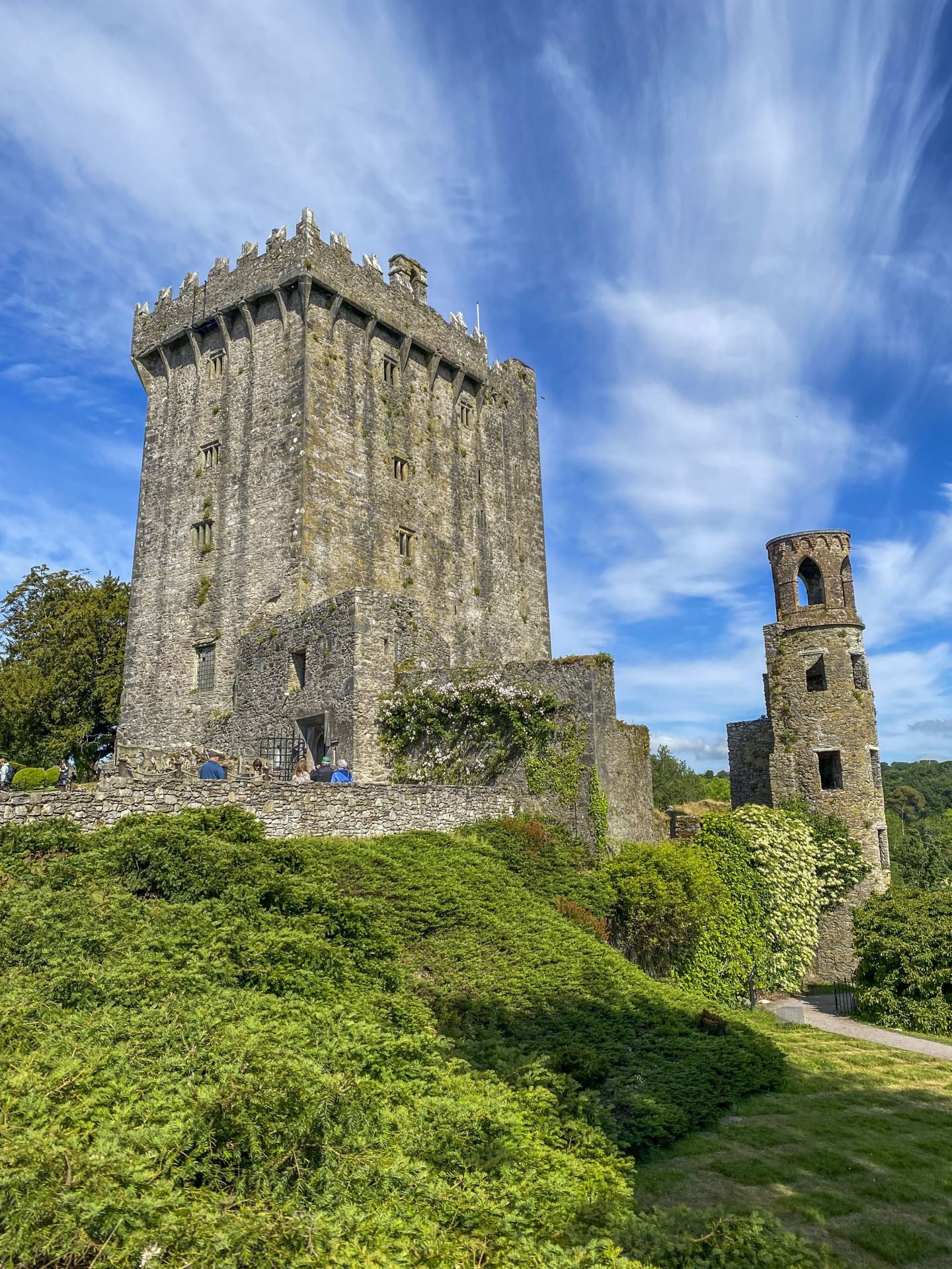 Imagen del Castillo de Blarney. En lo alto de la torre está la piedra de la elocuencia. La tradición es subir y besarla.