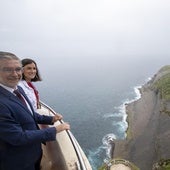 Gema Igual, alcaldesa de Santander, y César Díaz, presidente del Puerto, el pasado julio, en la terraza del Faro de Cabo Mayor, que podrá visitarse a partir del sábado.