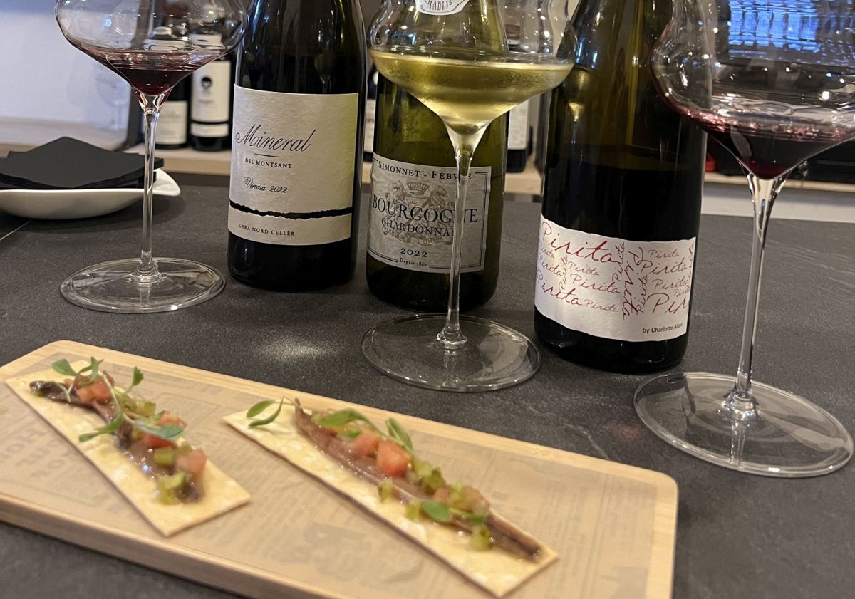 Imagen principal - Pan soplao, anchoa y emulsión de aceituna; ensalidalla sobre brioche y steak tartar de solomillo de vaca.