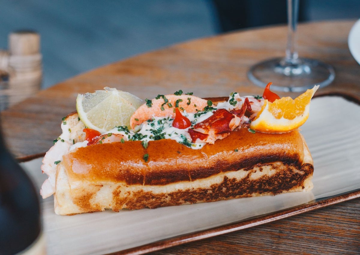 Imagen secundaria 1 - Carabineros, sandwich «lobster roll» de bogavante y mejillones con leche de coco y curry.