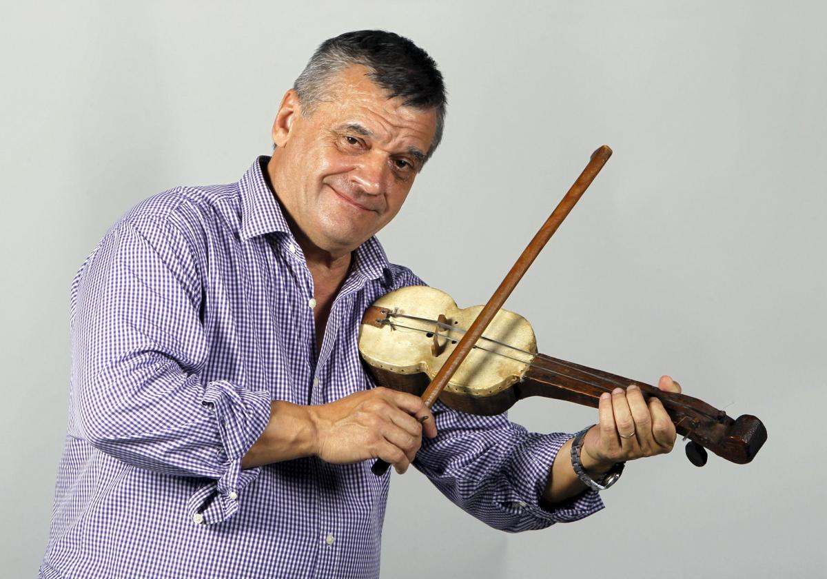 Chema Puente con su primer rabel, de dos cuerdas, hecho a mano por Aurelio Cagigal en los 70.