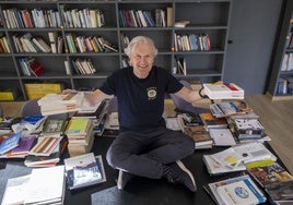 Emilio Del Río, autor de cinco libros sobre cultura clásica, en la Biblioteca del Ateneo.