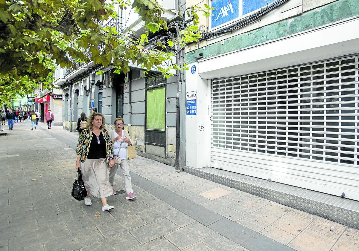 Locales cerrados en la calle San Fernando, en Santander, el pasado otoño.