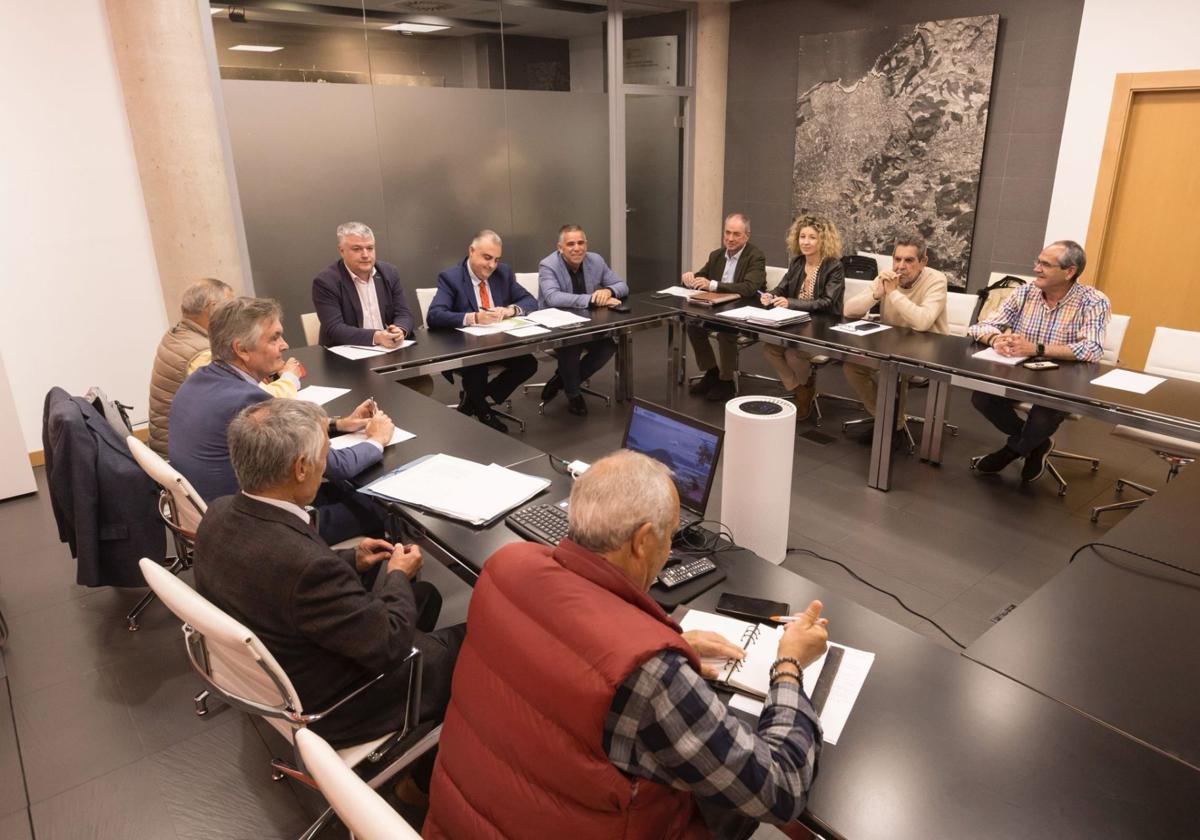 Los afectados por los derribos durante la reunión con Roberto Media.