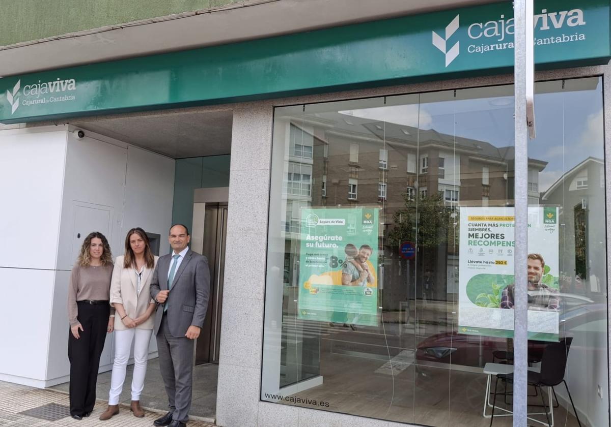 Beatriz García Solórzano, María del Rosario Abril y Eduardo Benito en la inauguración de la nueva oficina