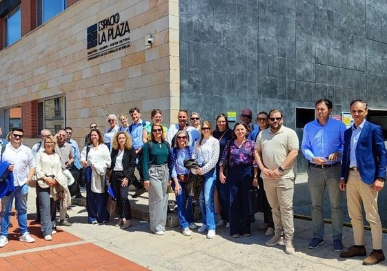 Alcalde y concejal de Los Corrales dando la bienvenida a los participantes en el proyecto INSPIRE.