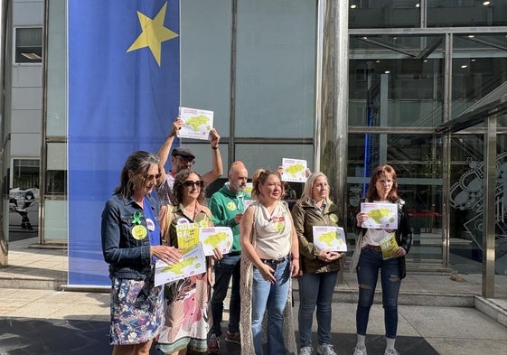 Los representantes de la Junta de Personal Docente anuncian las movilizaciones frente a la sede del Gobierno en Peña Herbosa.