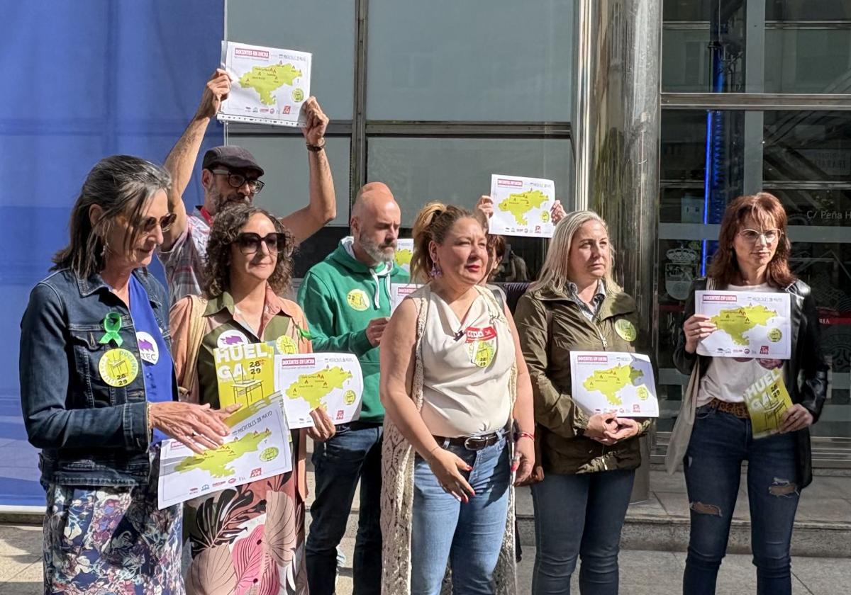 Los representantes de la Junta de Personal Docente anuncian las movilizaciones frente a la sede del Gobierno en Peña Herbosa.