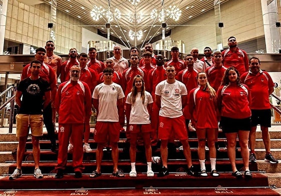 Competidores y entrenadores de la selección cántabra de kickboxing,