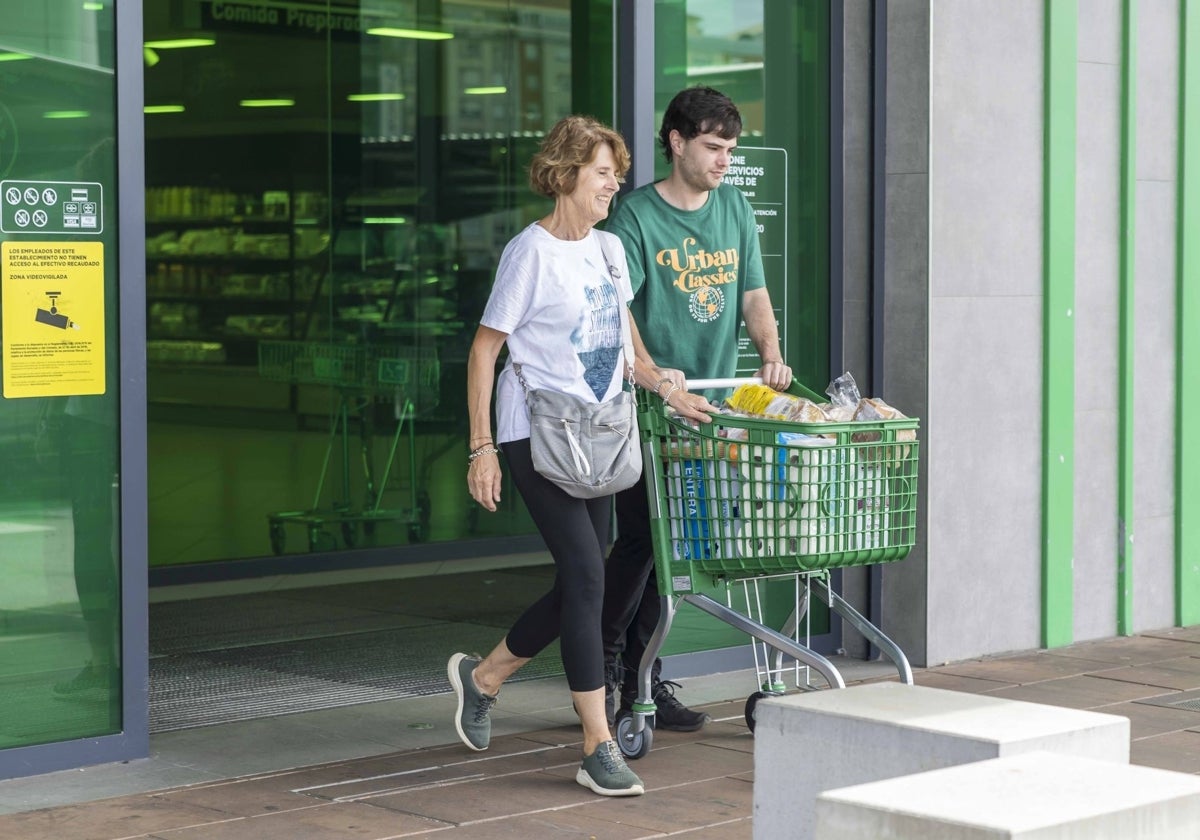 Dos clientes salen del Mercadona de Bahía Real con su compra.