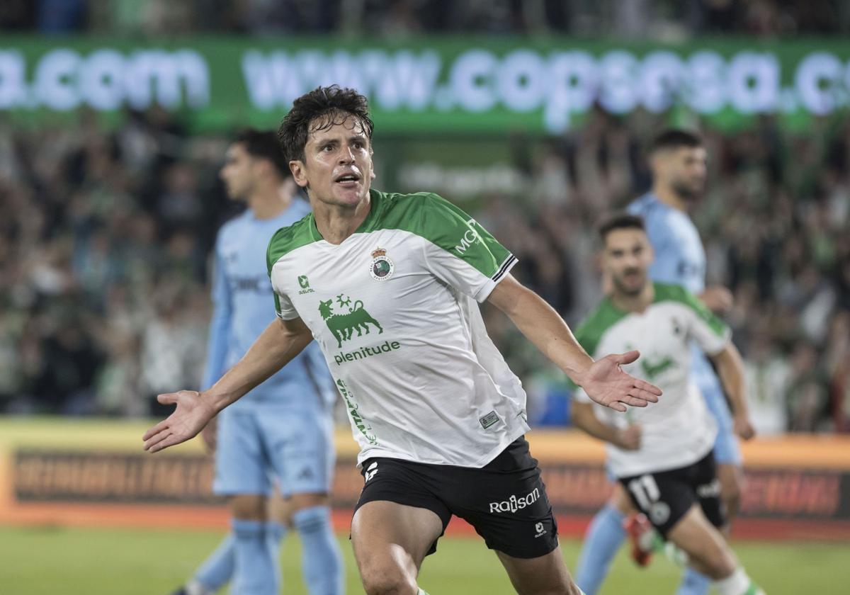 Marco Sangalli celebra su gol ante el Burgos en los Campos de Sport. El punto álgido del Racing.