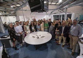 Diseñadores, organizadores y patrocinadores del evento posan en la redacción de El Diario Montañés junto a su director, Íñigo Noriega.