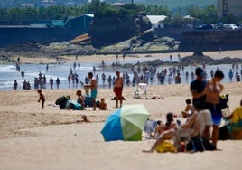 El buen tiempo ha llevado a muchos a acercarse a las playas de Santander este miércoles.