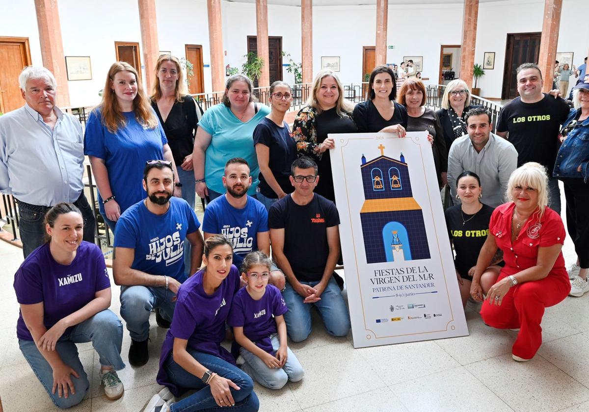 La alcaldesa posa con integrantes de la hermandad