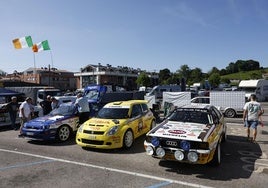 El Ford Escort de Tom Geraghty, el Suzuki Swift de Darren O'Connor y el Audi Quattro de Jonathan Radley, en el parque cerrado del Rallye Festival Hoznayo.