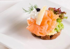 Un canapé cuyo ingrediente central y más destacado es el salmón.