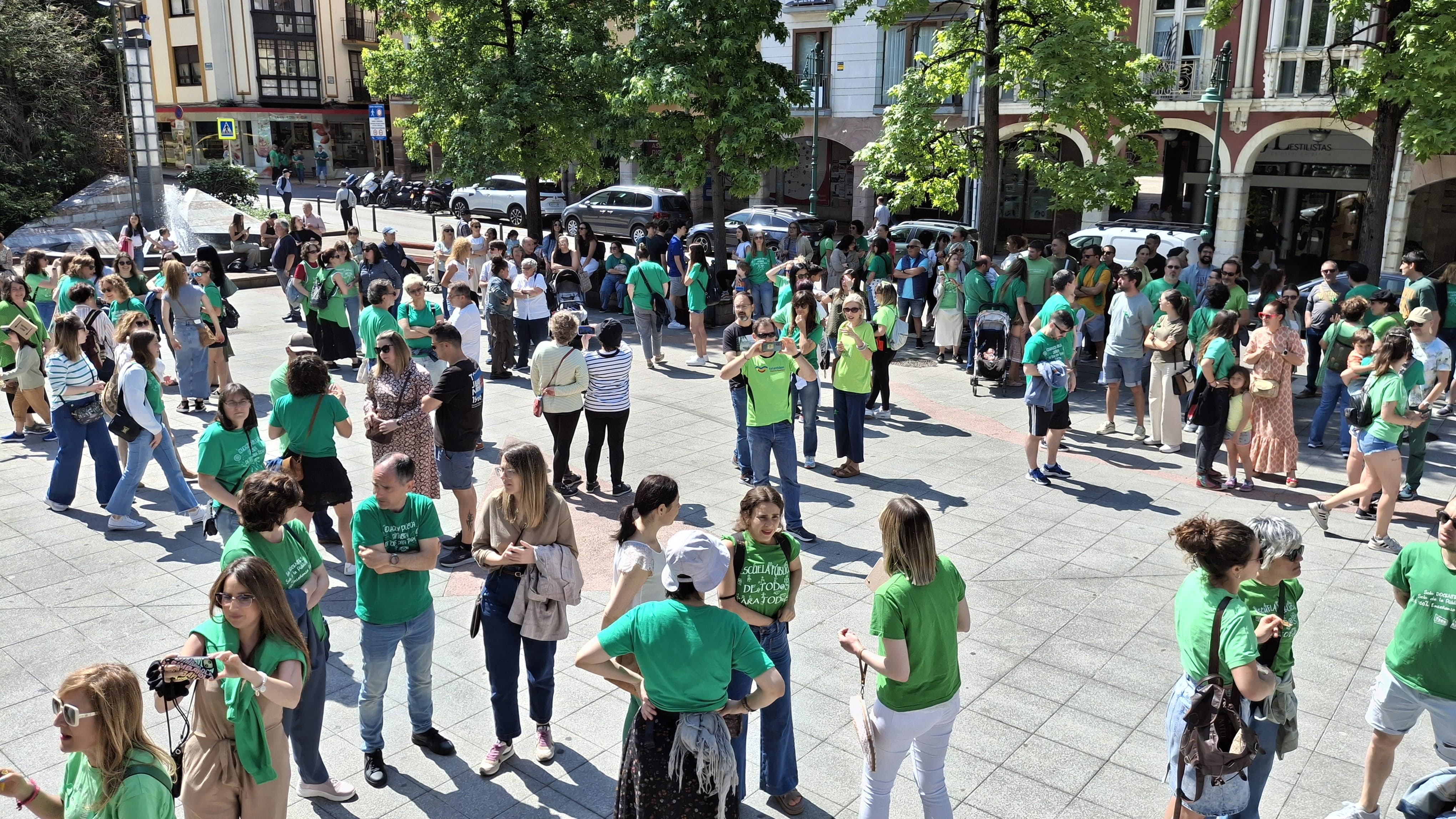 La concentración de Torrelavega ha tenido lugar a las 12.00 horas en la Plaza Mayor.