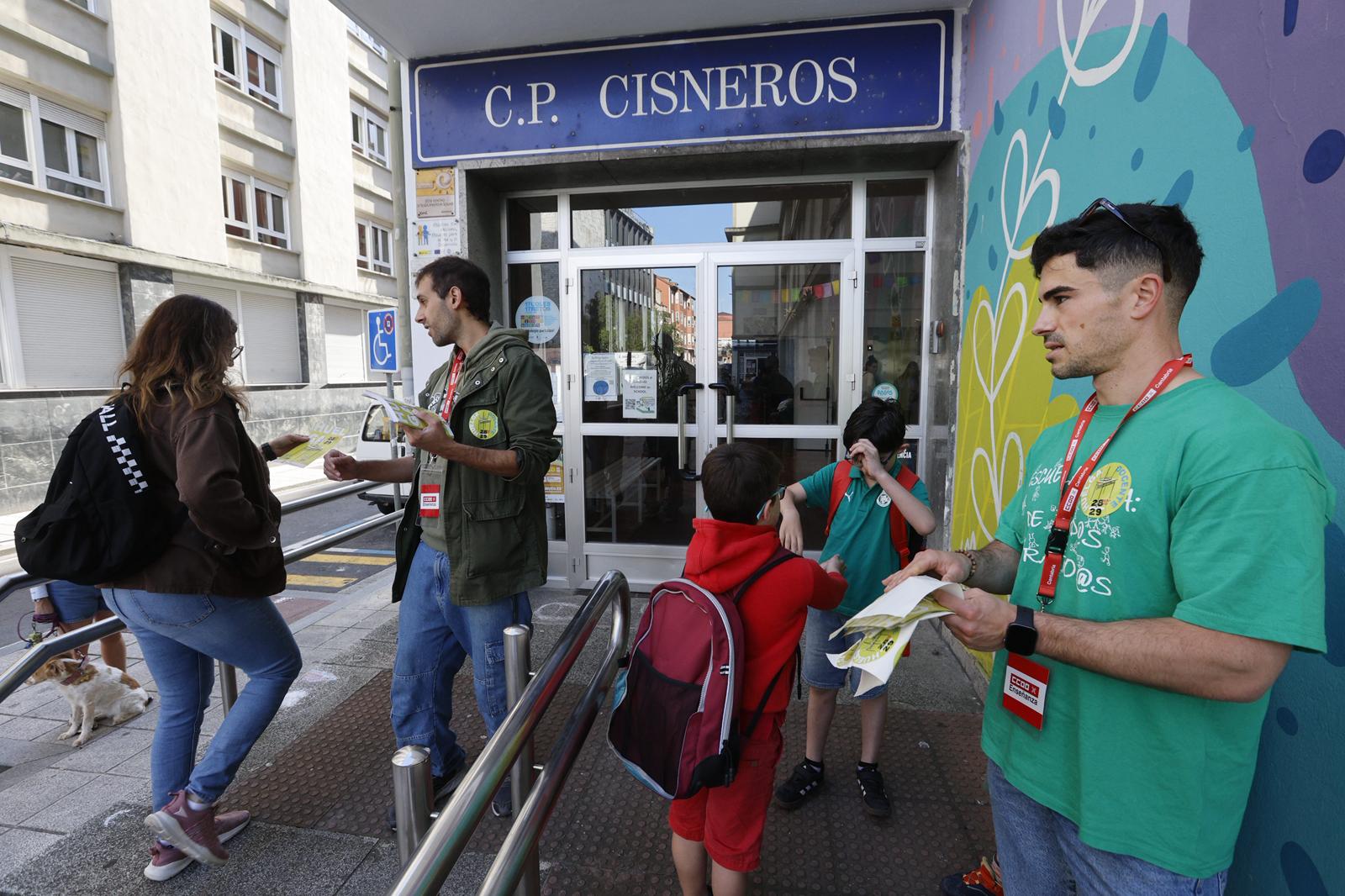 Representantes sindicales ofrecen información a la entrada del CEIP Cisneros.