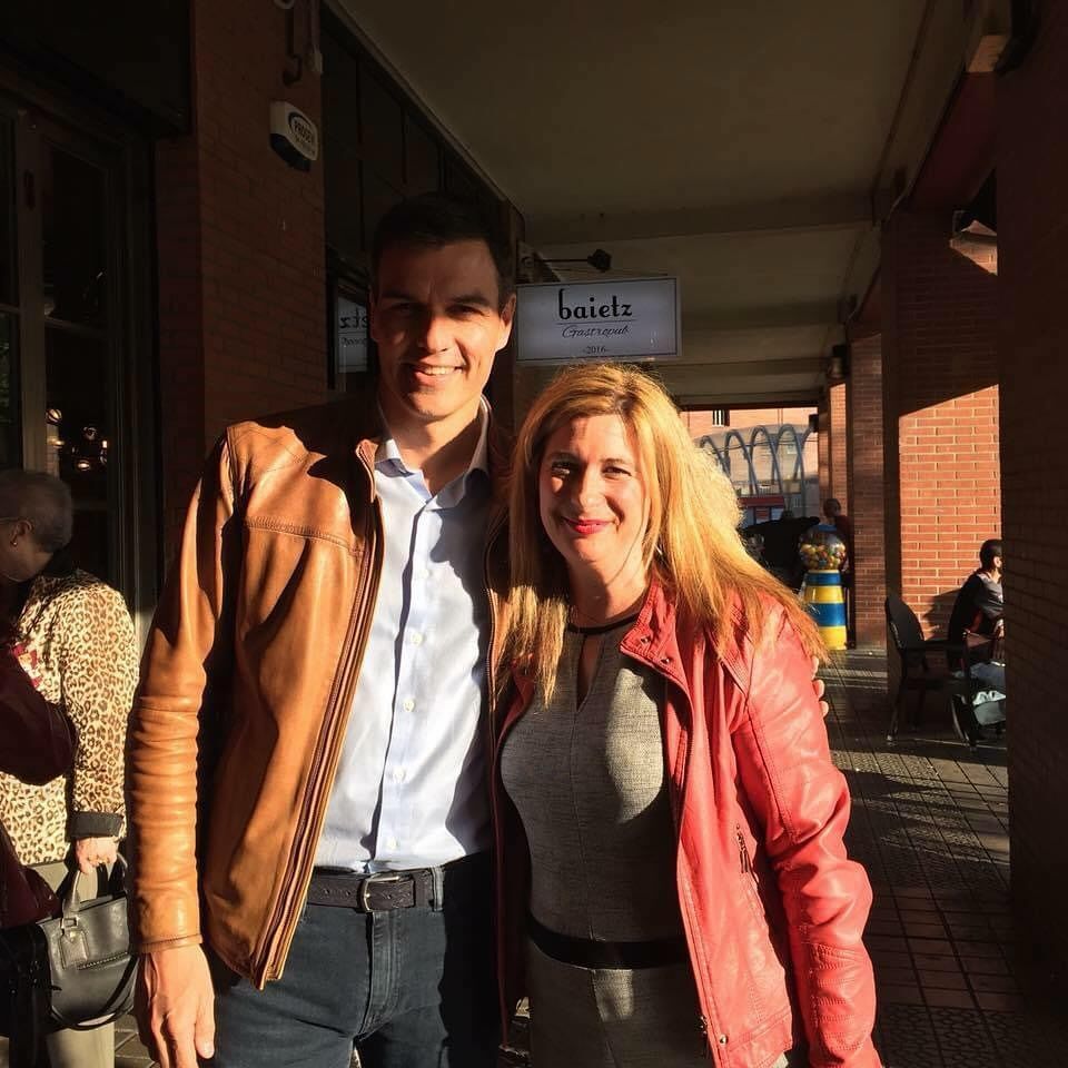 La exteniente alcalde de Vega de Pas, con Pedro Sánchez durante una campaña electoral