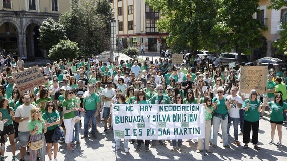 Una centena de docentes se concentran en la Plaza Mayor de Torrelavega por la adecuación salarial del profesorado.
