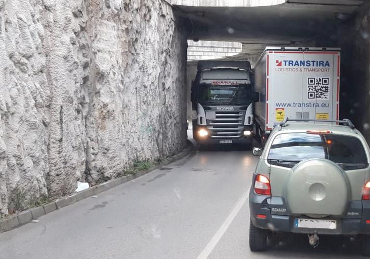 El estrecho túnel bajo las vías del tren es uno de los tramos que más preocupa en Los Corrales.