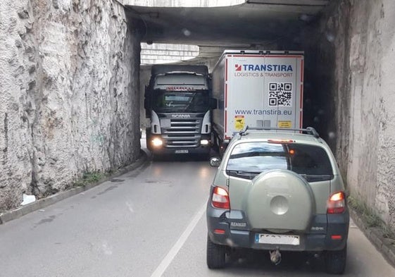 El estrecho túnel bajo las vías del tren es uno de los tramos que más preocupa en Los Corrales.