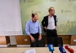 José Luis Urraca (PSOE) y Javier López Estrada (PRC), antes de una rueda de prensa.