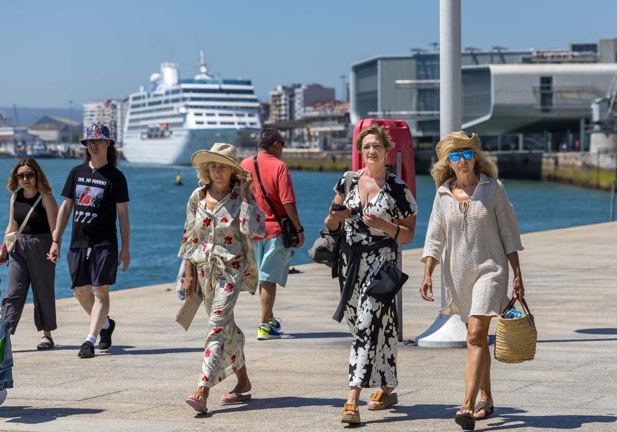 Paseantes por Santander, en la mañana de este jueves.