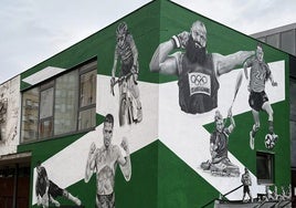 Mural del polideportivo Pachi Torre en Castro.