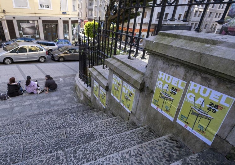 Los muros del IES Santa Clara con varios carteles de la huelga pegados en las escaleras de la entrada.